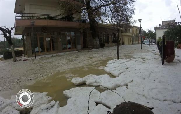 Απίστευτες εικόνες στο χωριό Πεζά του δήμου Ηρακλείου – Δρόμοι μετατράπηκαν σε ποτάμια από πάγο | Φωτός