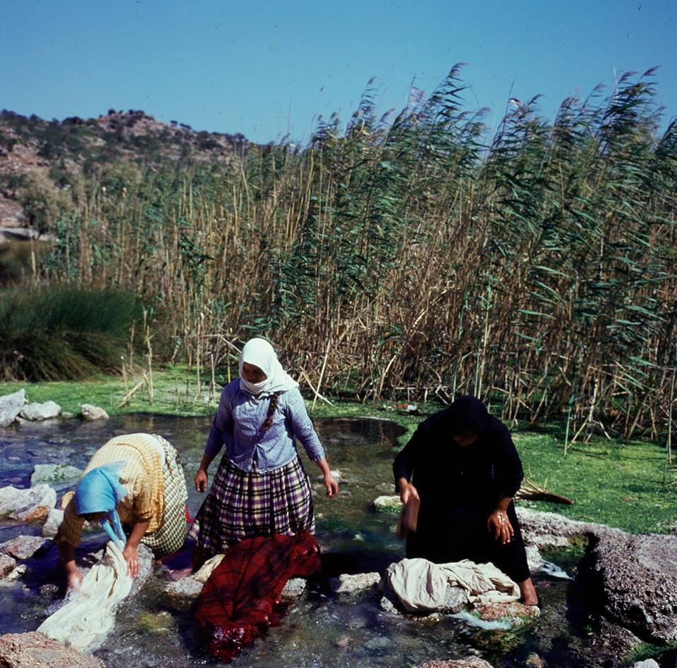 πλύσιμο σε ένα ρεύμα…..ανατολική Κρήτη…1964