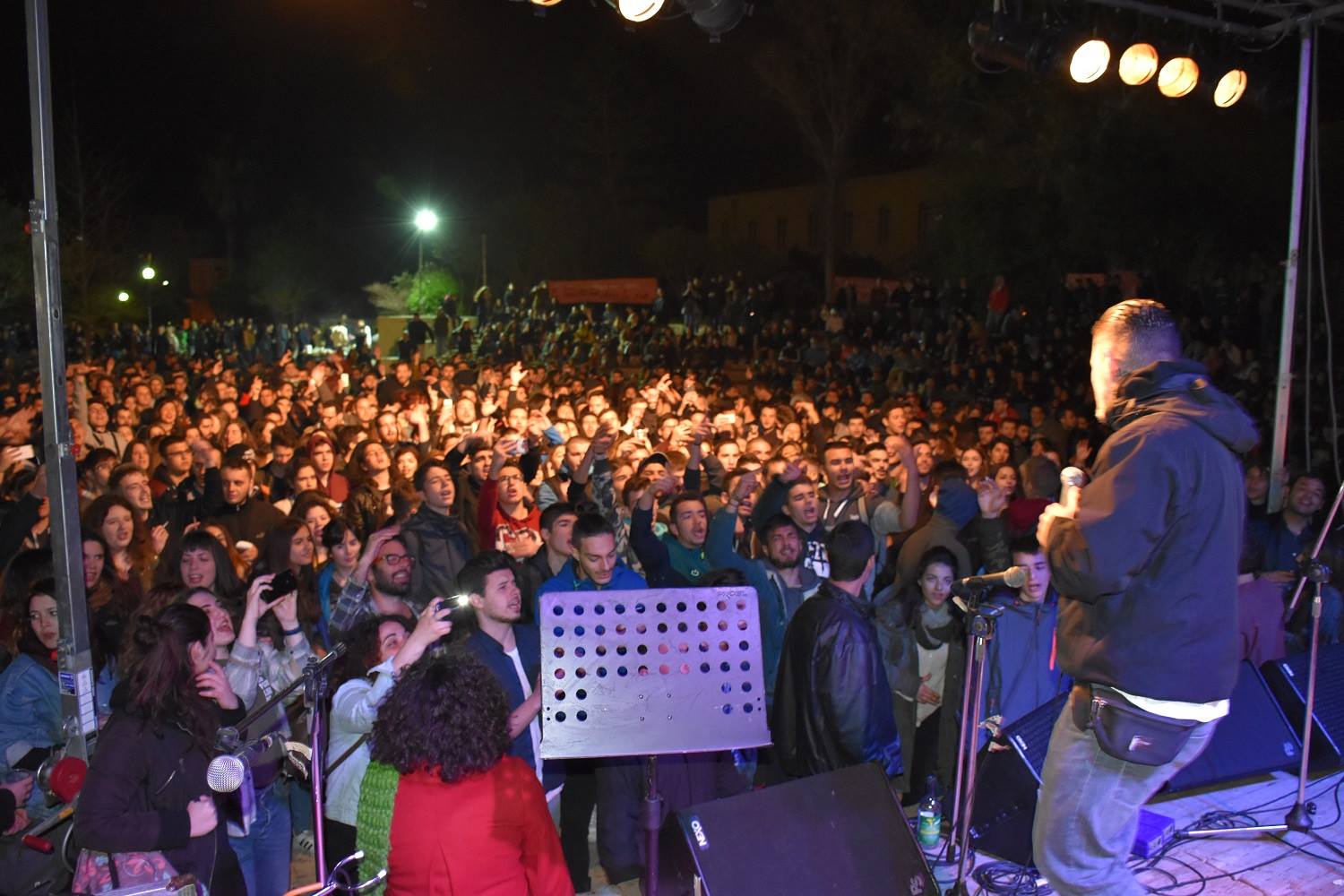 Πολλές εκατοντάδες νέοι στην πρώτη ημέρα του 16ου Αντιπολεμικού Φεστιβάλ στα Χανιά – Τι συμπεριλαμβάνει το σημερινό πρόγραμμα | Φωτός