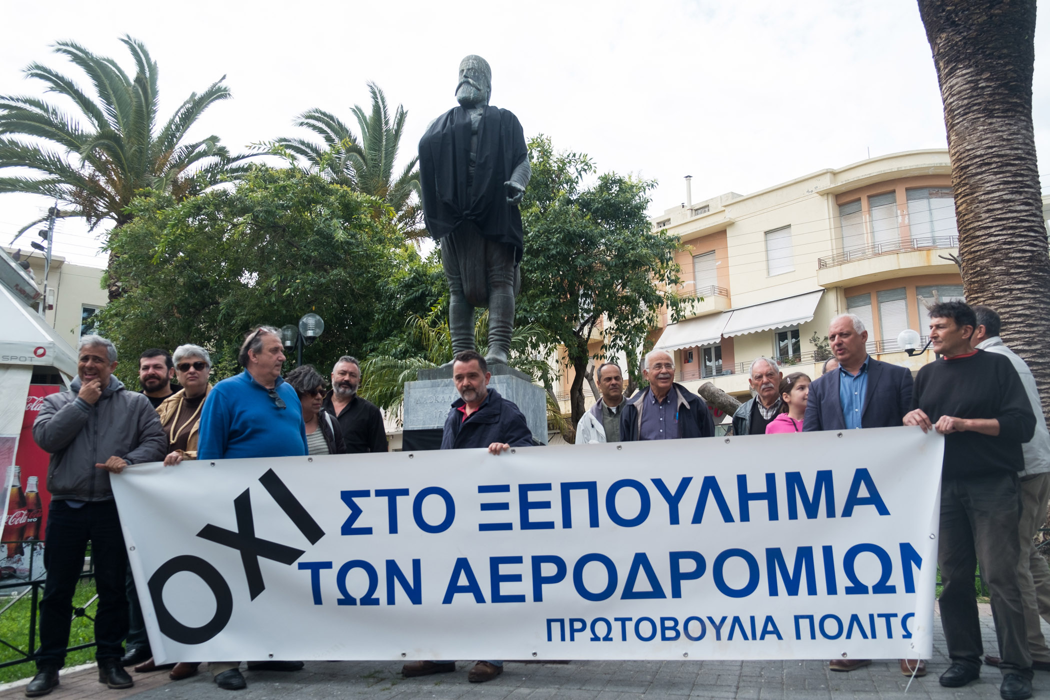 Στα “μαύρα” ο Δασκαλογιάννης – Ν.Ε. Χανίων ΣΥΡΙΖΑ: Είμαστε ενάντια στην παρεμπόδιση ειρηνικών διαμαρτυριών. Οι βουλευτές απουσιάζουν, αλλα θα ενημερωθούν | Φωτορεπορτάζ
