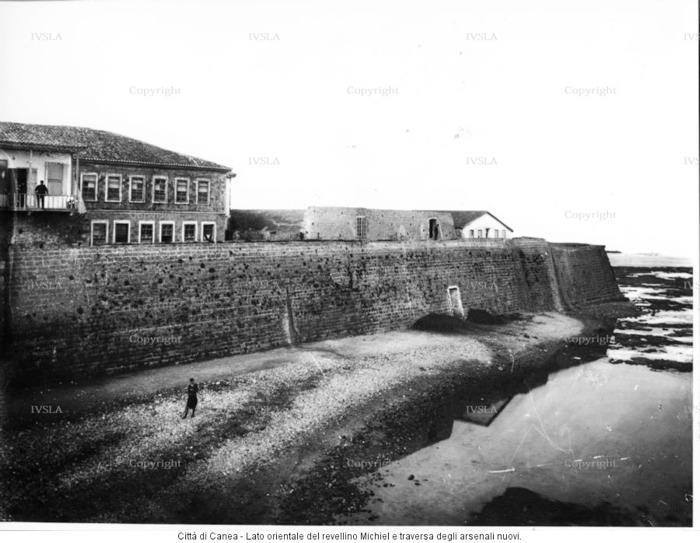 1900. Η σχολή χωροφυλακής και το νεώριο του Μόρο.