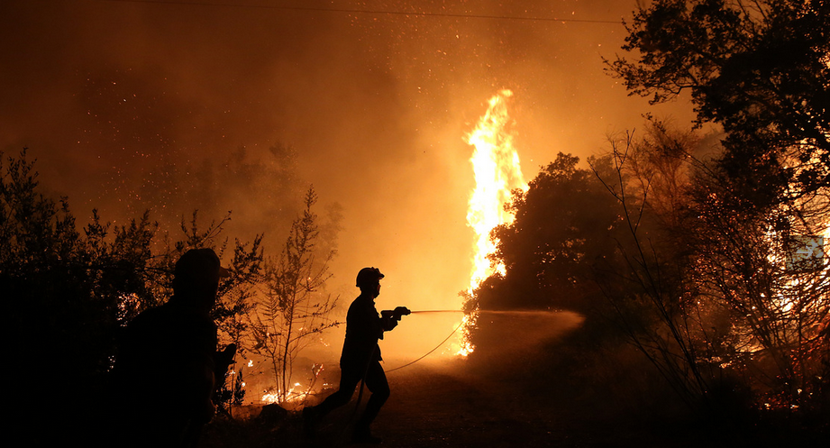 Ανεξέλεγκτη η πυρκαγιά στην Αττική – Πύρινο μέτωπο 25 χιλιομέτρων