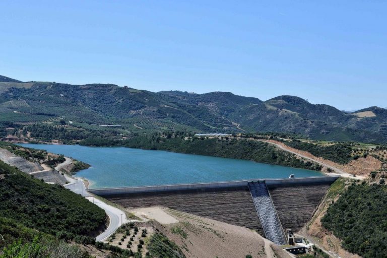 Στην Αντιπεριφέρεια Χανίων συσκέπτονται για το “έτος ανομβρίας”, αλλά δε λένε κουβέντα για το αμαρτωλό Φράγμα Βαλσαμιώτη