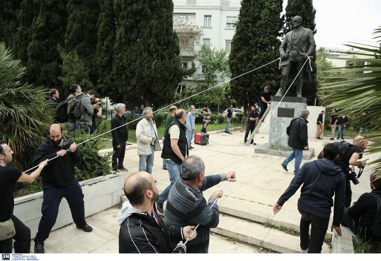 Προσπάθησαν να κόψουν το άγαλμα του Τρούμαν! – Πολύ ξύλο στο αντιπολεμικό συλλαλητήριο στο κέντρο της Αθήνας