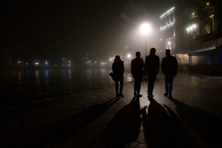 Πανέμορφο το παλιό λιμάνι μέσα στις ομίχλη – Κρύφτηκε ο φάρος | Φωτός