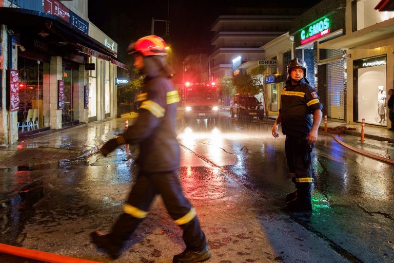 Μεγάλη πυρκαγιά στη διασταύρωση Σκαλίδη με Πειραιώς | Φωτός