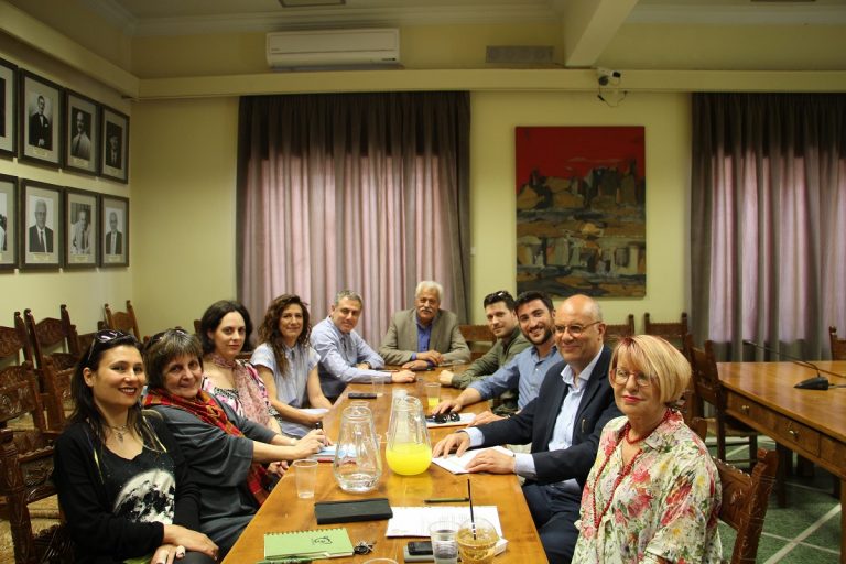 Σύσκεψη για τα αδέσποτα στο Δήμο Χανίων με αφορμή τις “χιλιάδες διαμαρτυρίες” τουριστών