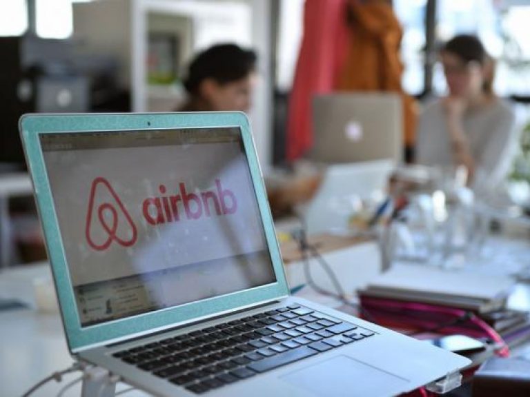 Αυτόφωρο για τα αδήλωτα εισοδήματα από το Airbnb – Πώς εντοπίζει τους ιδιοκτήτες η ΑΑΔΕ