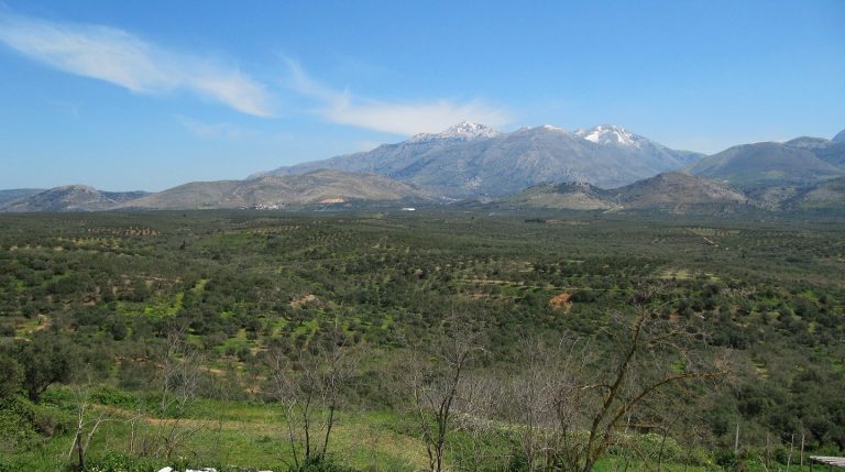 “Ο πολυετής αγώνας συνεχίζεται”: Διαμαρτυρία ενάντια στη δημιουργία αεροδρομίου στο Καστέλι με αφορμή την επίσκεψη Σπίρτζη