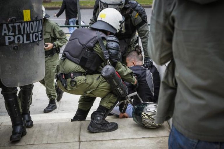 Σε συλλήψεις μετατράπηκαν οι προσαγωγές διαδηλωτών του αντιπολεμικού συλλαλητηρίου