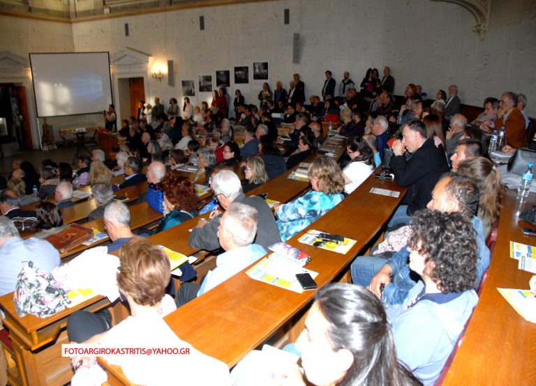 Ασφυκτικά γεμάτη η αίθουσα της Παλιάς Βουλής στην εκδήλωση για την αρπαγή των αρχαίων στην Κατοχή – Τι λέει το ψήφισμα που εκδόθηκε