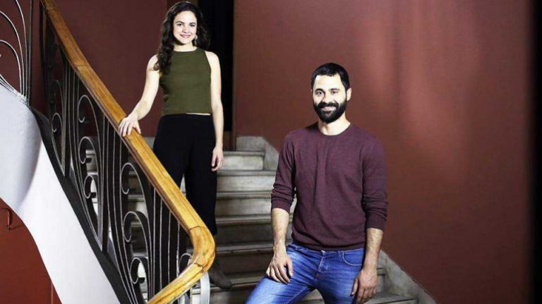 Νεαρός Κρητικός – πτυχιούχος ιατρικής – “κλέβει” την παράσταση στο Εθνικό θέατρο