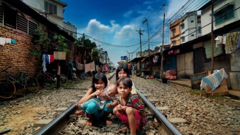 Slum tourism: Όταν πλούσιοι δυτικοί καταναλώνουν τη φτώχεια ως τουριστικό αξιοθέατο