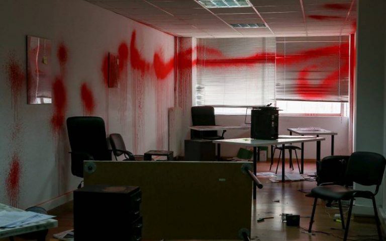 O Ρουβίκωνας έκανε λαμπόγυαλο τα γραφεία της Μ.Κ.Ο Oxfam για τα σκάνδαλα παιδεραστείας