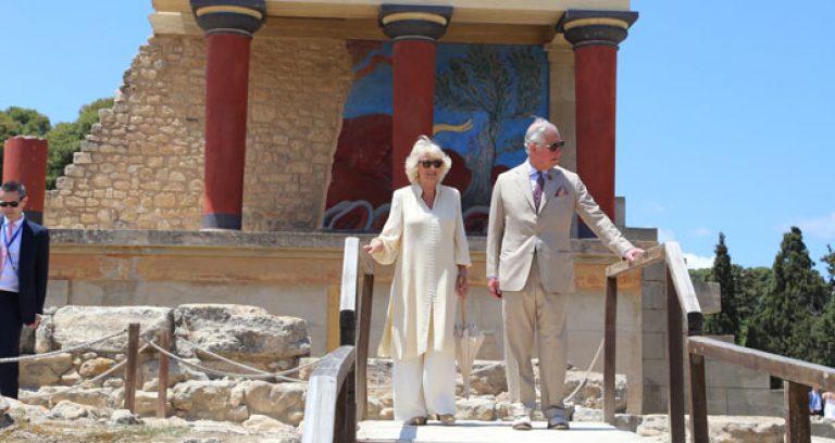 “Μυρωδιά” … από μινωικό γεύμα για τον πρίγκιπα Κάρολο, στη Βρετανική Σχολή – Προσπάθησαν να χορέψουν και κρητικά… | Βίντεο