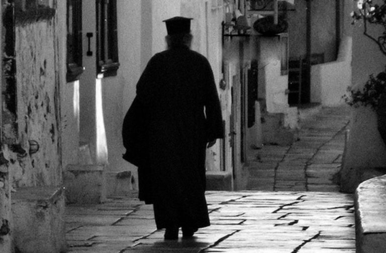 80χρονος ιερέας ασελγούσε σε 11χρονη με τη μάνα να συγκαταθέτει