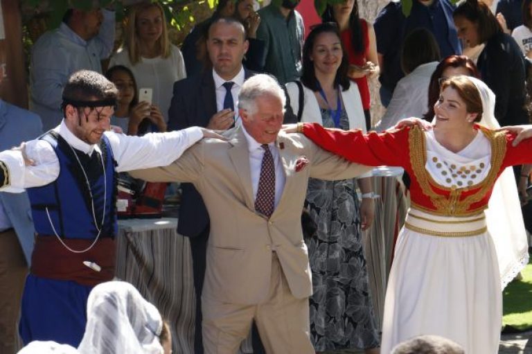 «Εσύ είσαι παντρεμένη; Είσαι πολύ εντυπωσιακή»: Οι… φιλοφρονήσεις του Καρόλου σε νεαρή Κρητικιά που χόρεψε μαζί του