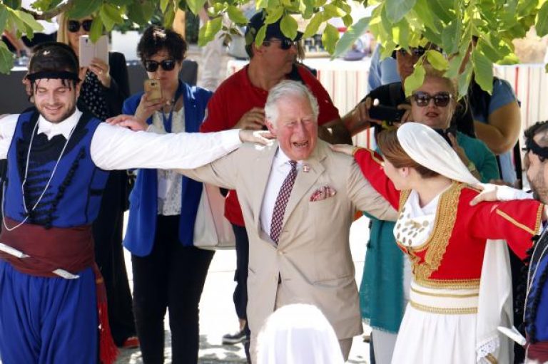 «Πάγωσαν» οι σωματοφύλακες του Κάρολου με τα κρητικά μαχαίρια – Η απαίτηση και η αναδίπλωση μετά τις αντιδράσεις