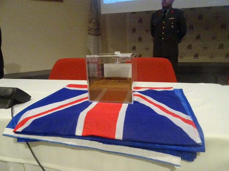 Εκδήλωση στο Μνημείο Ευέλπιδων και παράδοση χώματος από το Ακρωτήρι Σπάθας στον Στρατιωτικό ακόλουθο της Αυστραλιανής Πρεσβείας