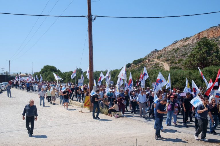 “Ούτε γη, ούτε νερό στους φονιάδες των λαών”: Ισχυρό μήνυμα ειρήνης από πολλές εκατοντάδες Χανιώτες στη Βάση της Σούδας | Πλούσιο φωτορεπορτάζ