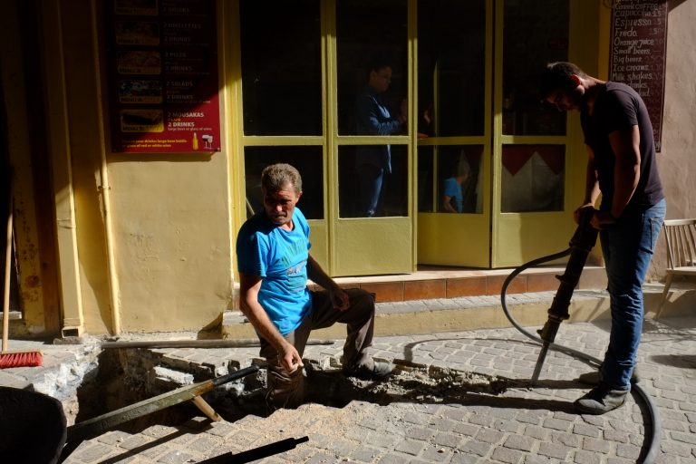 Σοβαρή βλάβη της ΔΕΗ στην οδό Μπετόλο – Διαμαρτύρονται κάτοικοι και καταστηματάρχες