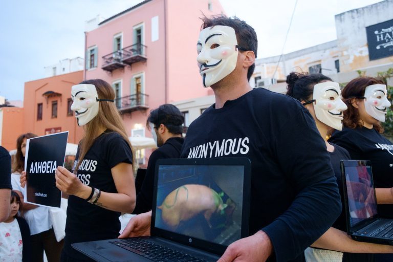 Τι διευκρινίζουν οι Anonymous for the Voiceless Κρήτης στην εφημερίδα μας για την ακτιβιστική δράση τους στη Μητρόπολη Χανίων