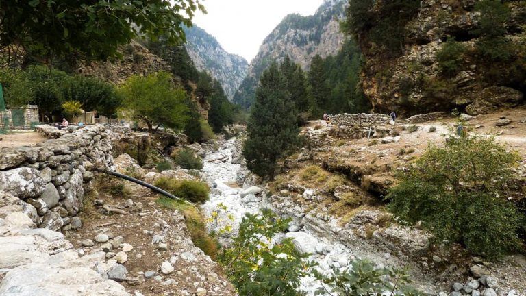 «Ένας κεραυνός από τον Δία δεν μπορούσε να χωρίσει τη Γη με μεγαλύτερη δύναμη»: Αφιέρωμα από το CNN στο Φαράγγι της Σαμαριάς