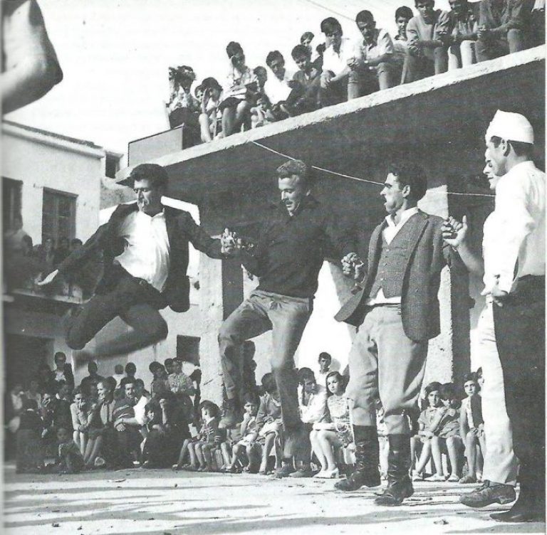 Μια φωτογραφία που αντανακλά την ψυχοσύνθεση ενός λαού! (Ο Χουμάς κι ο Μιλτιάδης «πετούν» κι ο Σακούλας βαστά γερά!)