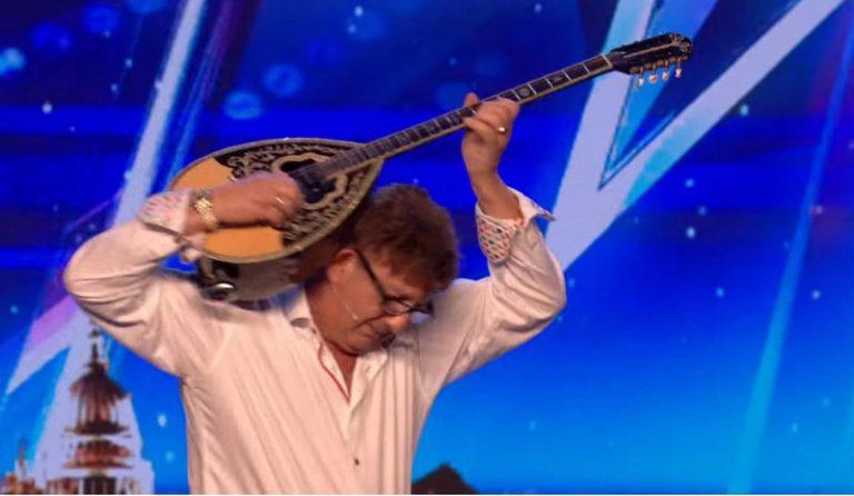Ο Ελληνοκύπριος “ροκ σταρ” που έπαιξε μπουζούκι και ξεσήκωσε το «Βρετανία έχεις ταλέντο» | Βίντεο