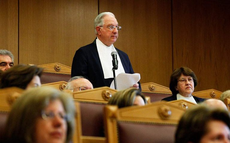 «Υπάρχουν ακόμη δικασταί εις τας Αθήνας»: Με πύρινο λόγο ενάντια στο μνημόνιο και στις πολιτικές λιτότητας, η παραίτηση του Ν. Σακελλαρίου από την προεδρία του ΣτΕ | Βίντεο