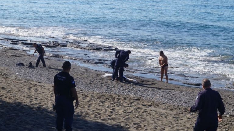 Κρήτη: 70χρονη έκανε ασκήσεις στην παραλία, έπεσε και χτύπησε σε βράχια και πνίγηκε