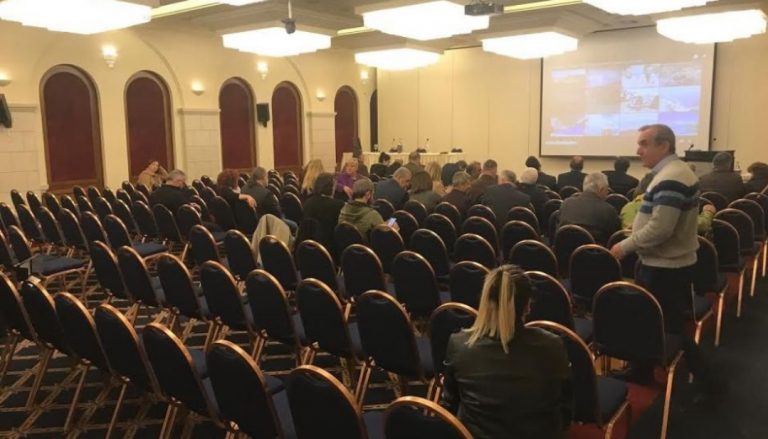 Κρήτη: Σε μια άδεια αίθουσα μίλησε η Υπουργός Τουρισμού Έλενα Κουντουρά