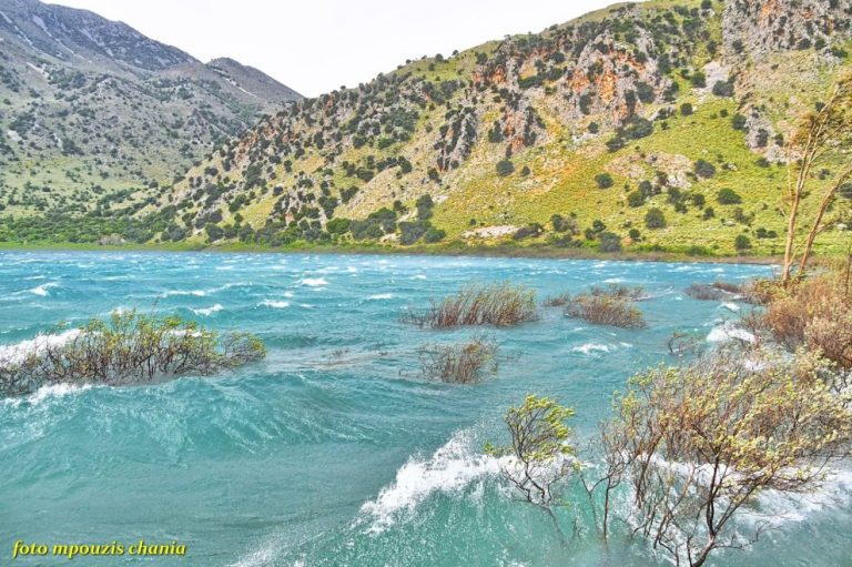 Λίμνη Κουρνά: η μαγική λίμνη καθρέφτης | Βίντεο