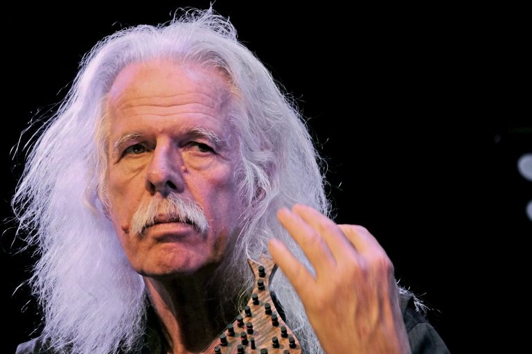 Ross Daly: Οι Ισραηλινοί απελευθερωθέντες χαρακτηρίστηκαν “όμηροι”, ενώ οι Παλαιστίνιοι ως “κρατούμενοι”, λες και η υπεράσπιση της πατρίδας κάποιου αποτελεί έγκλημα