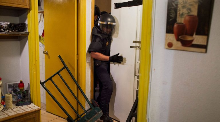 Εισβολή στα Χανιά: 30 αστυνομικοί έκαναν έξωση σε οικογένεια – Πέταξαν πατέρα και δύο ανήλικα παιδιά στο δρόμο