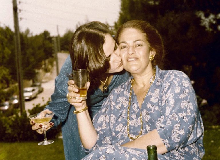 Η Ντόρα Μπακογιάννη για τα 8 χρόνια από τον θάνατο της Μαρίκας Μητσοτάκη: “Πόσο μας λείπεις, εσύ ο βράχος μας, ο ατσαλένιος κρίκος όλης της οικογένειας”