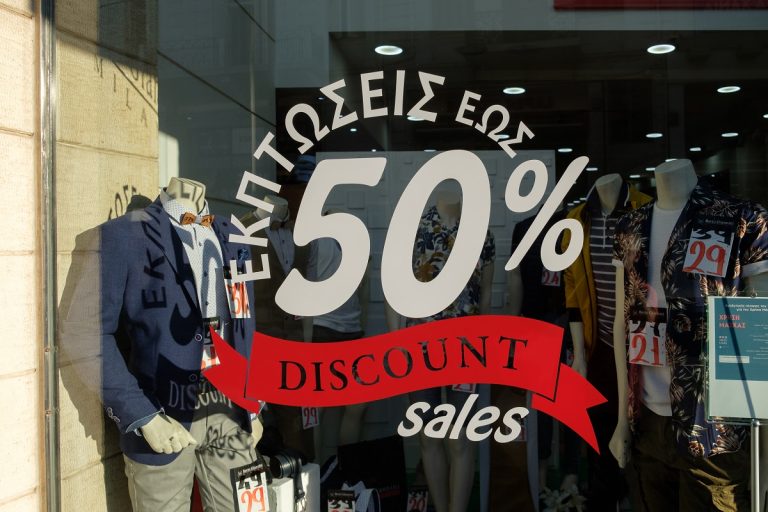 Χειμερινές εκπτώσεις 2026: Ανοιχτά σήμερα Κυριακή τα καταστήματα