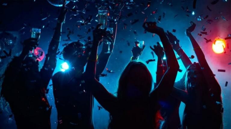 Γιατί οι νέοι γυρίζουν την πλάτη στα πάρτι και οι κίνδυνοι της «κοινωνικής ατροφίας» | Βίντεο