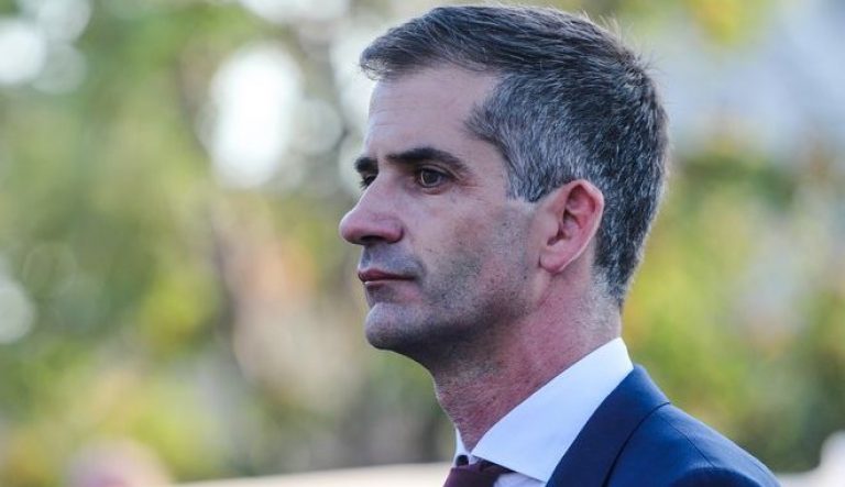 Έρχεται ο Κώστας, φεύγει η Ντόρα