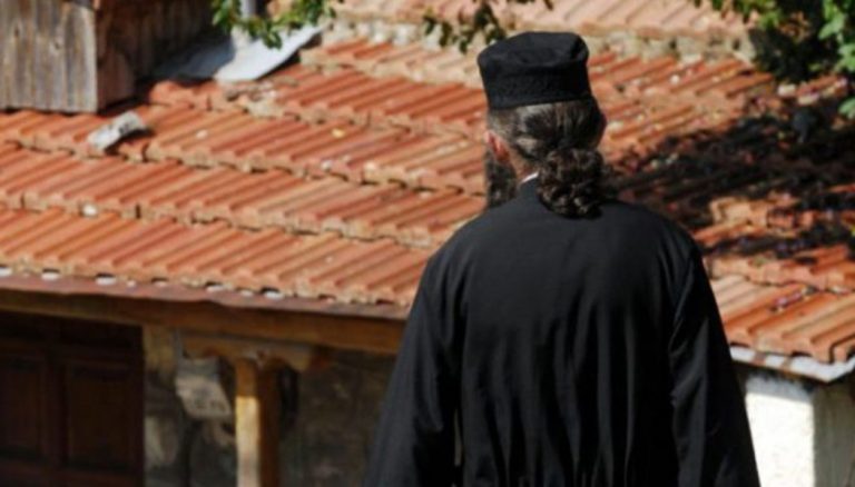 Κοινότητα αναζητά ιερέα και προσφέρει δωρεάν σπίτι και ξύλα για θέρμανση!