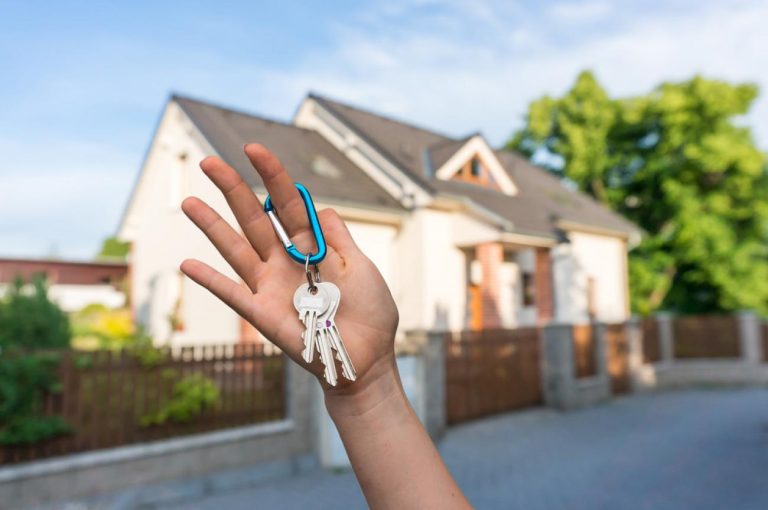 Στεγαστική κρίση στην Κρήτη: Όταν η πολιτική βούληση καταργεί τα αδιέξοδα – Το μάθημα του Αγίου Βασιλείου στα Χανιά