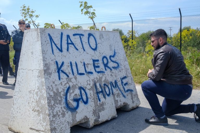 Παγκρήτια κινητοποίηση στη Βάση της Σούδας στις 17 Μαΐου – «Με ευθύνη της κυβέρνησης μπαίνουν στο ζύγι 6 εκατομμύρια τουρίστες με 4.500 ΝΑΤΟϊκούς», λέει η Επιτροπή Ειρήνης Χανίων