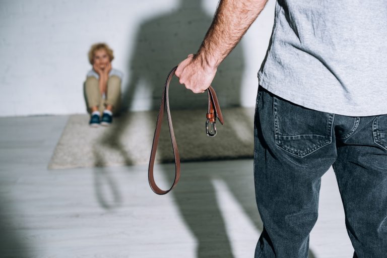 Έκθεση «Women Watch» για την έμφυλη βία στην Κρήτη: Πρωτοφανής έξαρση της παιδικής κακοποίησης στα Χανιά και δομικά κενά στην προστασία των θυμάτων