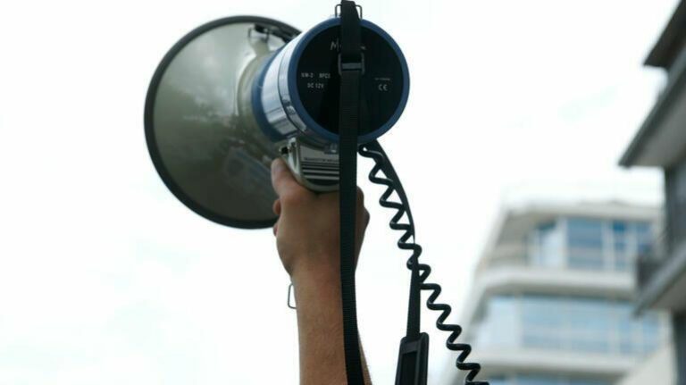 Χανιά: Αφαίρεση διπλώματος για 70 ημέρες σε οδηγό που καλούσε σε αντιπολεμικό συλλαλητήριο επειδή έπαιζε αντιπολεμικό σποτ με τραγούδι που είχε σειρήνα πολέμου