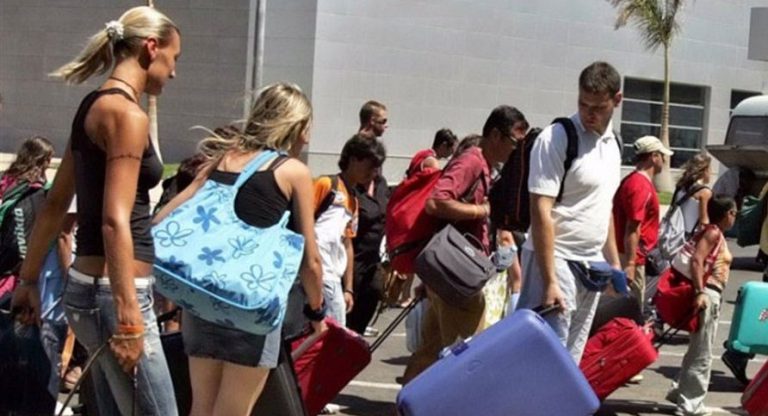 Πόσους τουρίστες περιμένουμε στην Ελλάδα τον Ιούλιο – Στα ίδια επίπεδα η Κρήτη