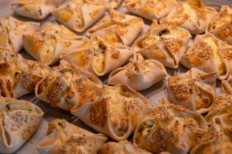 Σπιτικές προτάσεις: Καλιτσούνια με αγριόχορτα