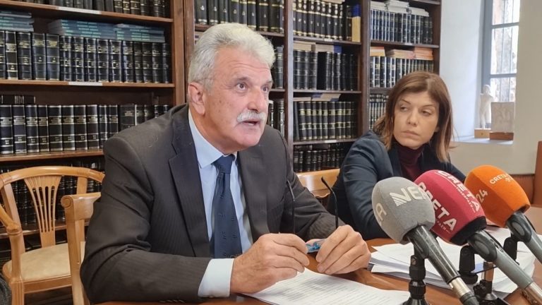 Χανιά: «Η κοινωνία βράζει! Βγαίνουν σπίτια σε πλειστηριασμό χωρίς να ξέρει ο πολίτης πού χρωστά» – Δραματική προειδοποίηση από τον Πρόεδρο του Δικηγορικού Συλλόγου