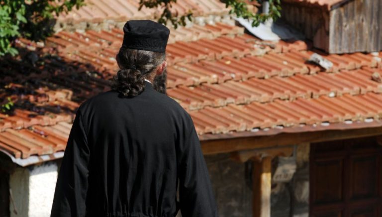 Δημοκράτες Ρεθύμνου: Προκλητικές για τον Λαό οι αυξήσεις στα Χρυσά Ράσα – Κοσμικό Κράτος Τώρα!