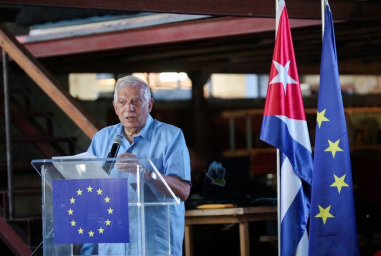 Χιλιάδες διαδηλωτές έξω από την Πρεσβεία των ΗΠΑ στην Αβάνα κατά της απαγγελίας κατηγοριών στον Ραούλ Κάστρο