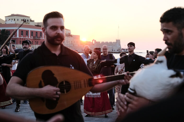 Ομόρφυνε το Παλιό Λιμάνι με τη μουσική και τον χορό από τον Παραδοσιακό Σύλλογο “Βιγλάτορες” | Φωτός